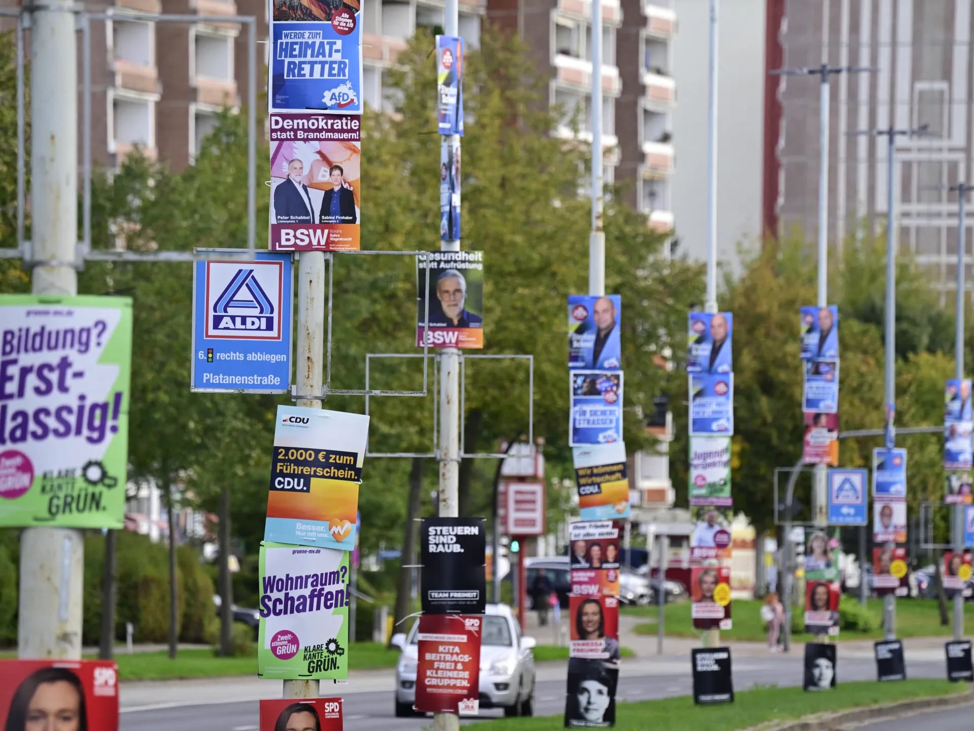 Carteles electorales de candidatos regionales en una calle de Neubrandenburg