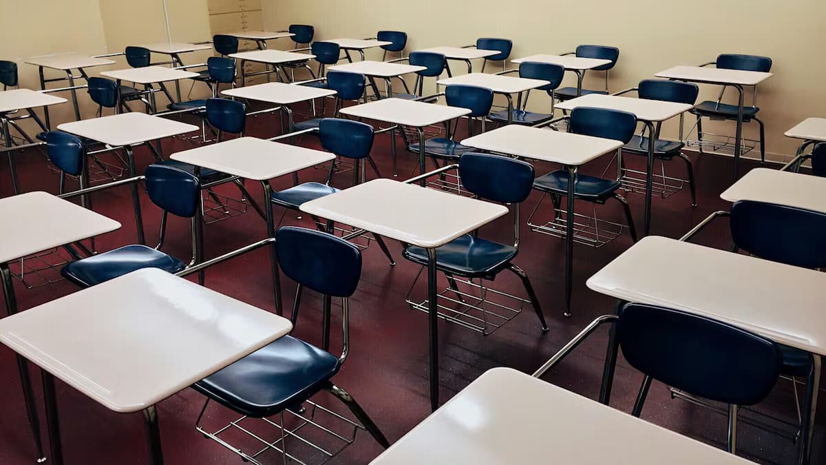 Pupitres vacíos en un aula de clase