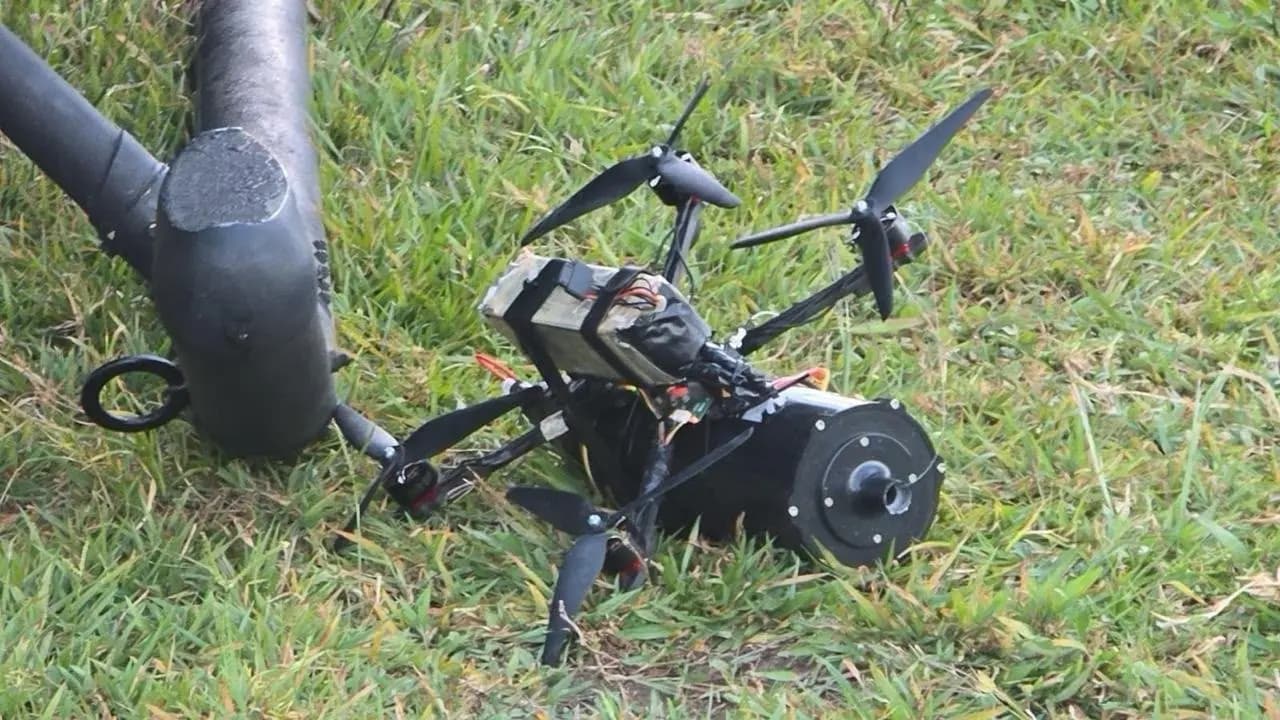 Dron con carga explosiva caído sobre el pasto