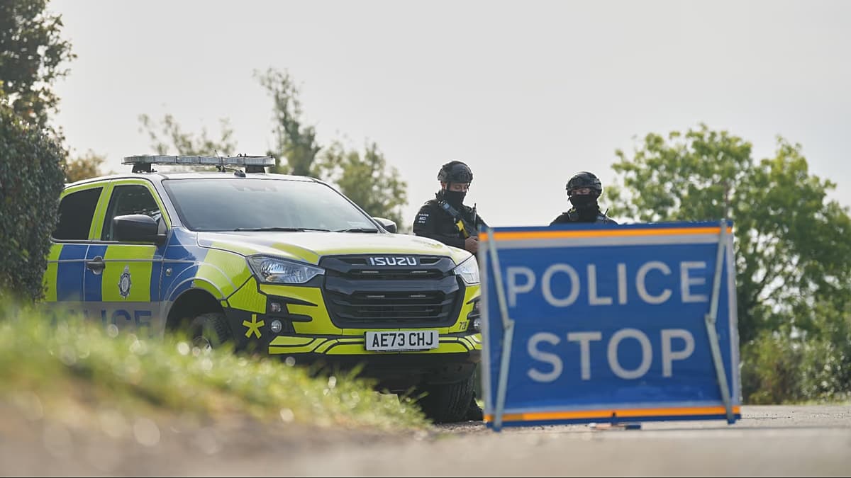 Policías armados junto a un control policial cerca de la base RAF Fairford, en Inglaterra