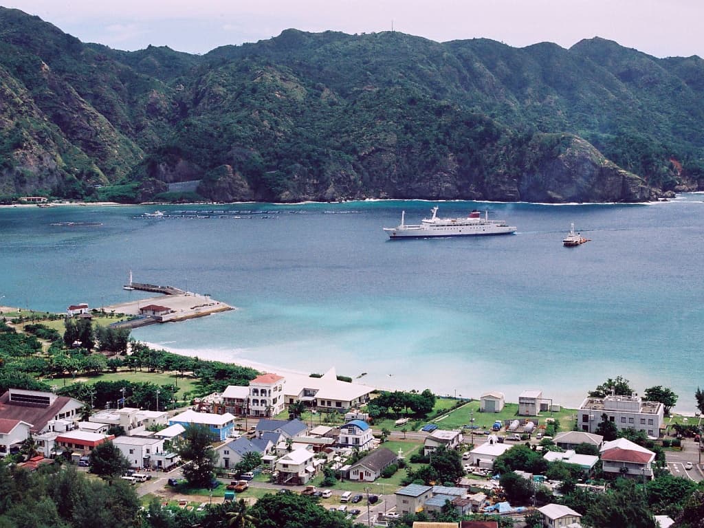 El barco Ogasawara Maru entra en el puerto de Futami, en la isla de Chichijima, del archipiélago japonés de Ogasawara, en una fotografía de archivo de agosto de 2000