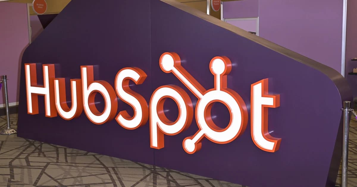 Letrero de HubSpot en un evento de la compañía