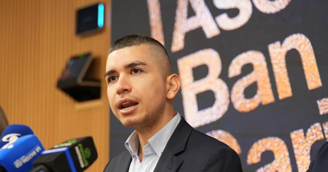 Un vocero de Asobancaria responde preguntas ante varios micrófonos de medios en una rueda de prensa del gremio bancario