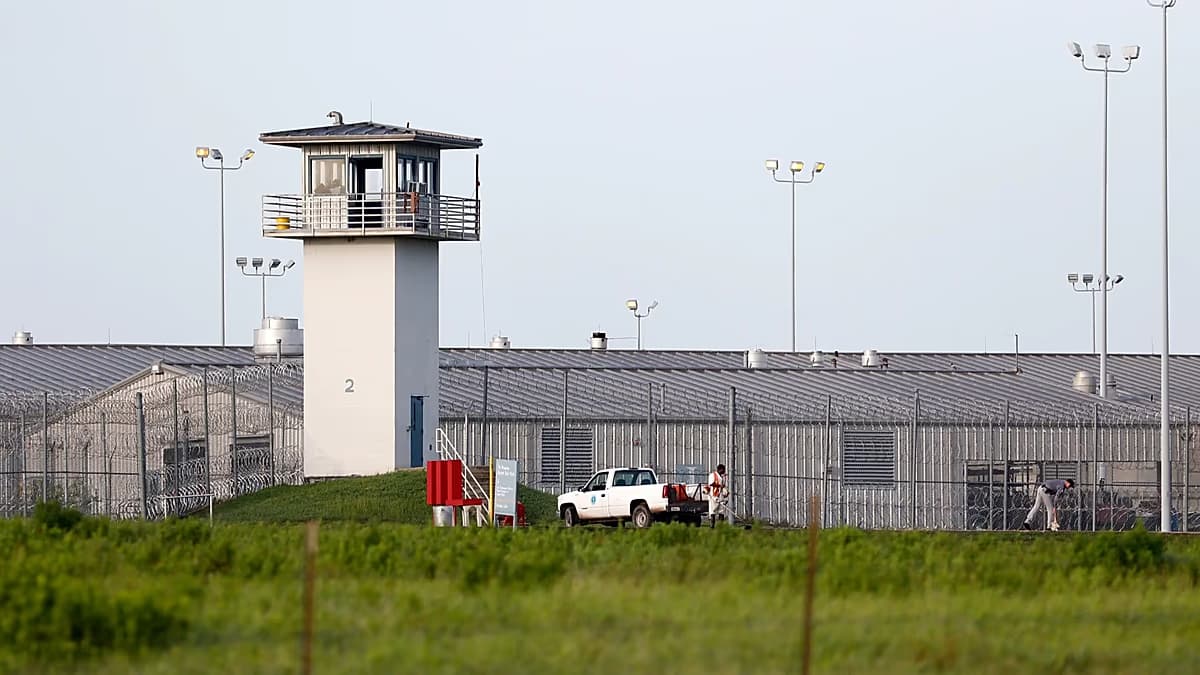 Torre de vigilancia y pabellones de una prisión estatal de Texas