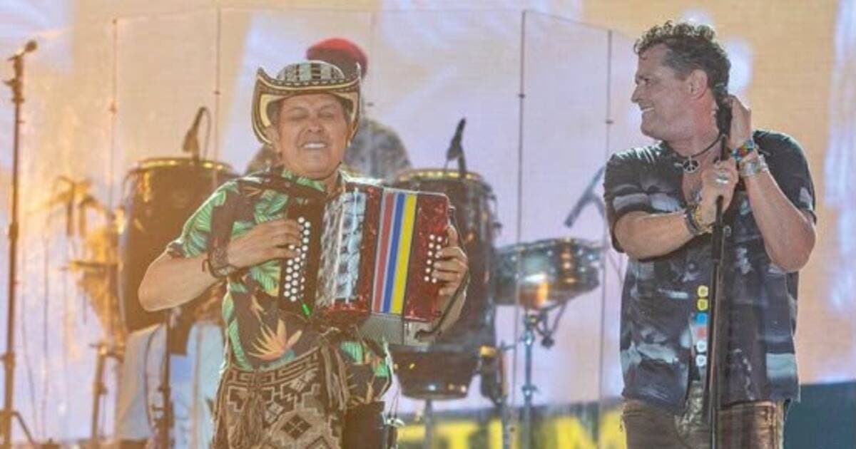 Egidio Cuadrado toca el acordeón junto a Carlos Vives en un concierto