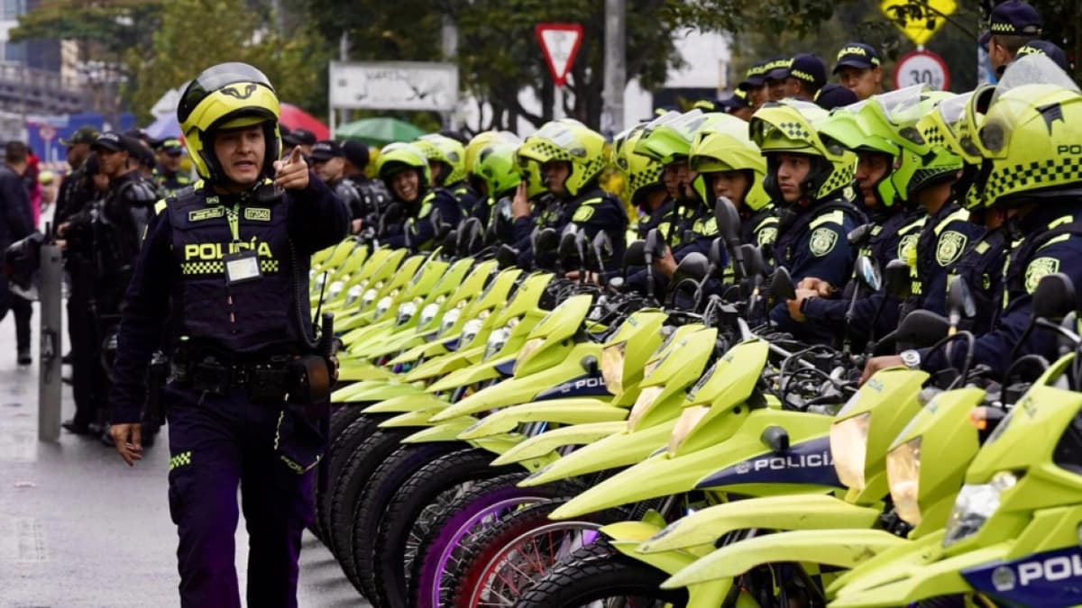 Policías en motocicleta formados en una calle de Bogotá durante un despliegue de seguridad