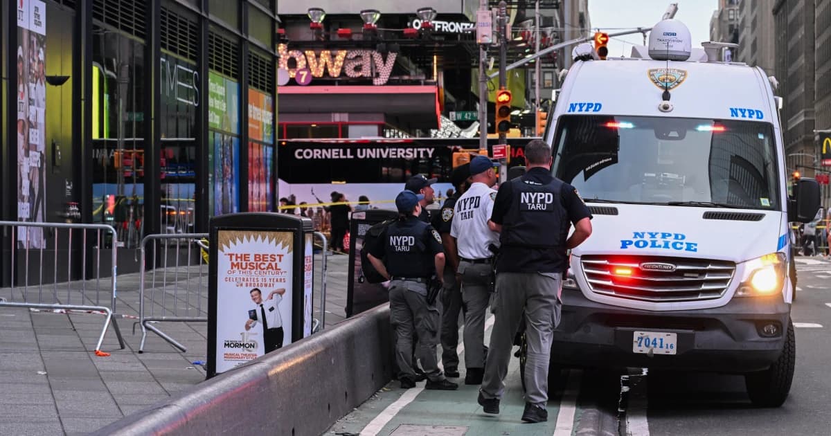 Agentes de la Policía de Nueva York junto a una furgoneta policial en la calle 42 con la Séptima Avenida, en Times Square
