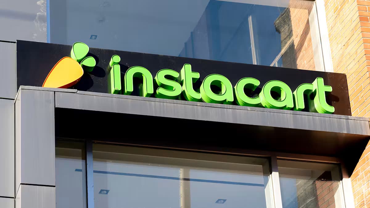Letrero de Instacart en la fachada de un edificio