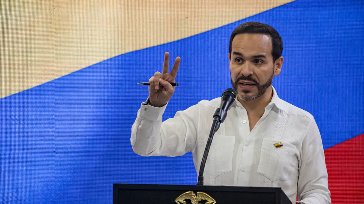 El presidente Abelardo de la Espriella habla desde un atril frente a una pantalla con la bandera de Colombia
