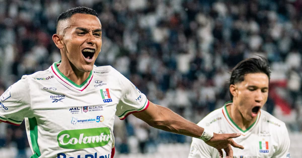 Jugadores de Once Caldas celebran un gol