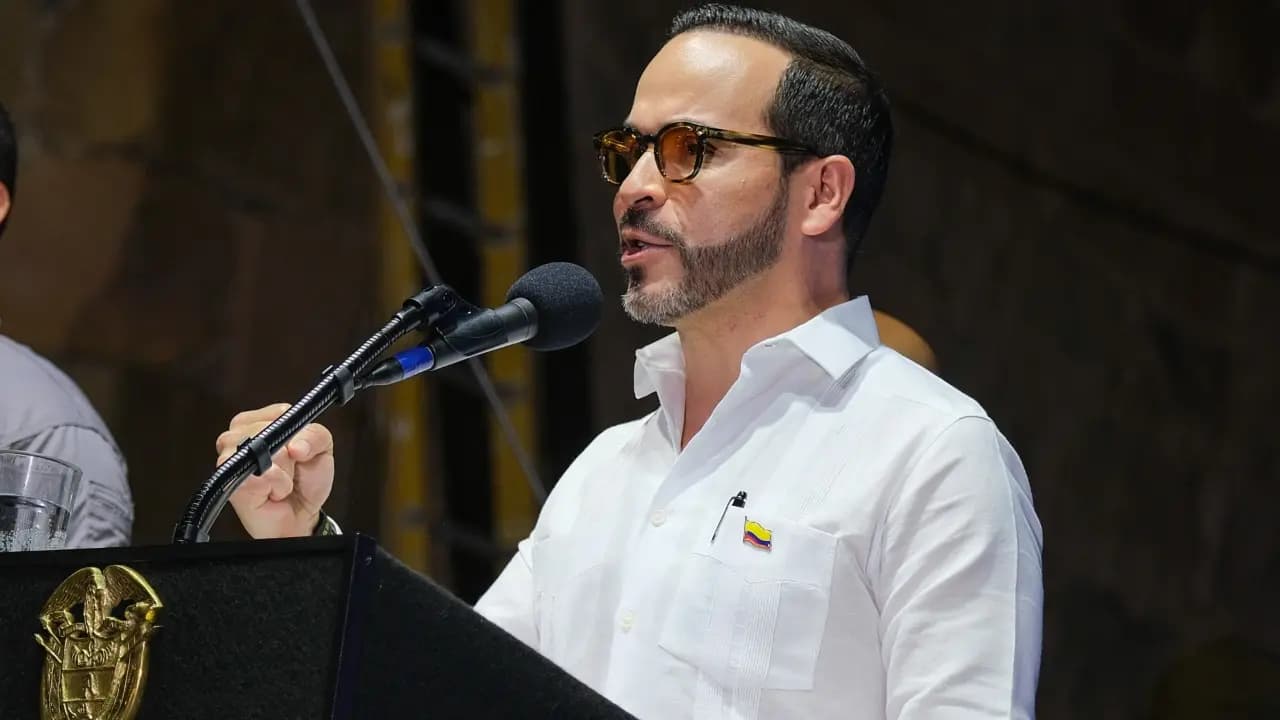 El presidente Abelardo De la Espriella habla desde un atril