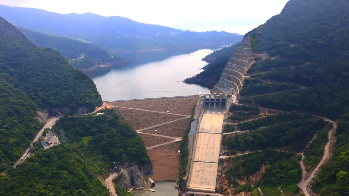 Presa y embalse de una central hidroeléctrica de Isagen, rodeados de montañas