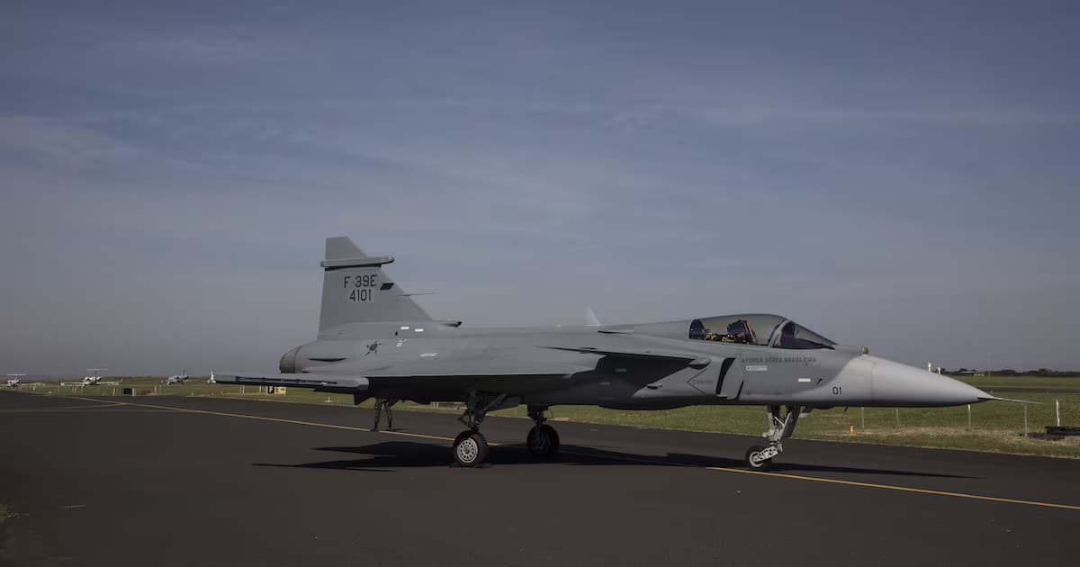 Un avión de combate Gripen E en la pista de una base aérea
