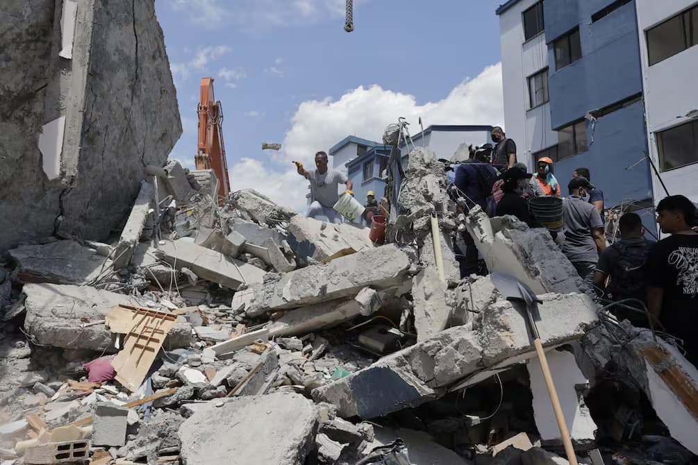 Labores de rescate entre los escombros de un edificio colapsado por el terremoto en Colombia
