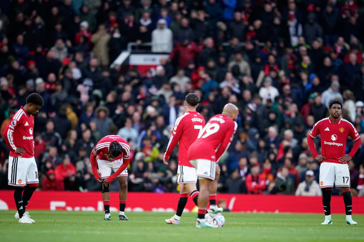 Jugadores del Manchester United, cabizbajos en el césped de Old Trafford durante la derrota ante Bournemouth