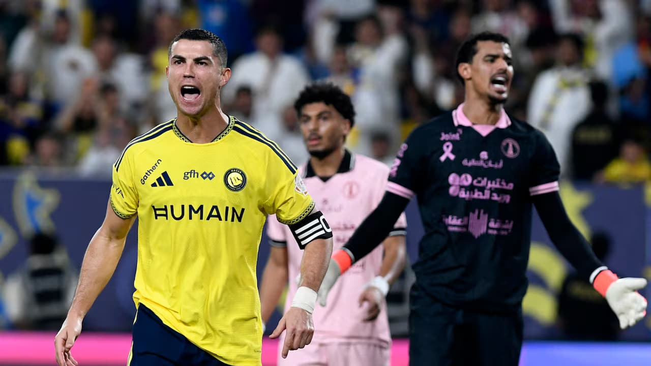 Cristiano Ronaldo celebra con la camiseta amarilla de Al-Nassr