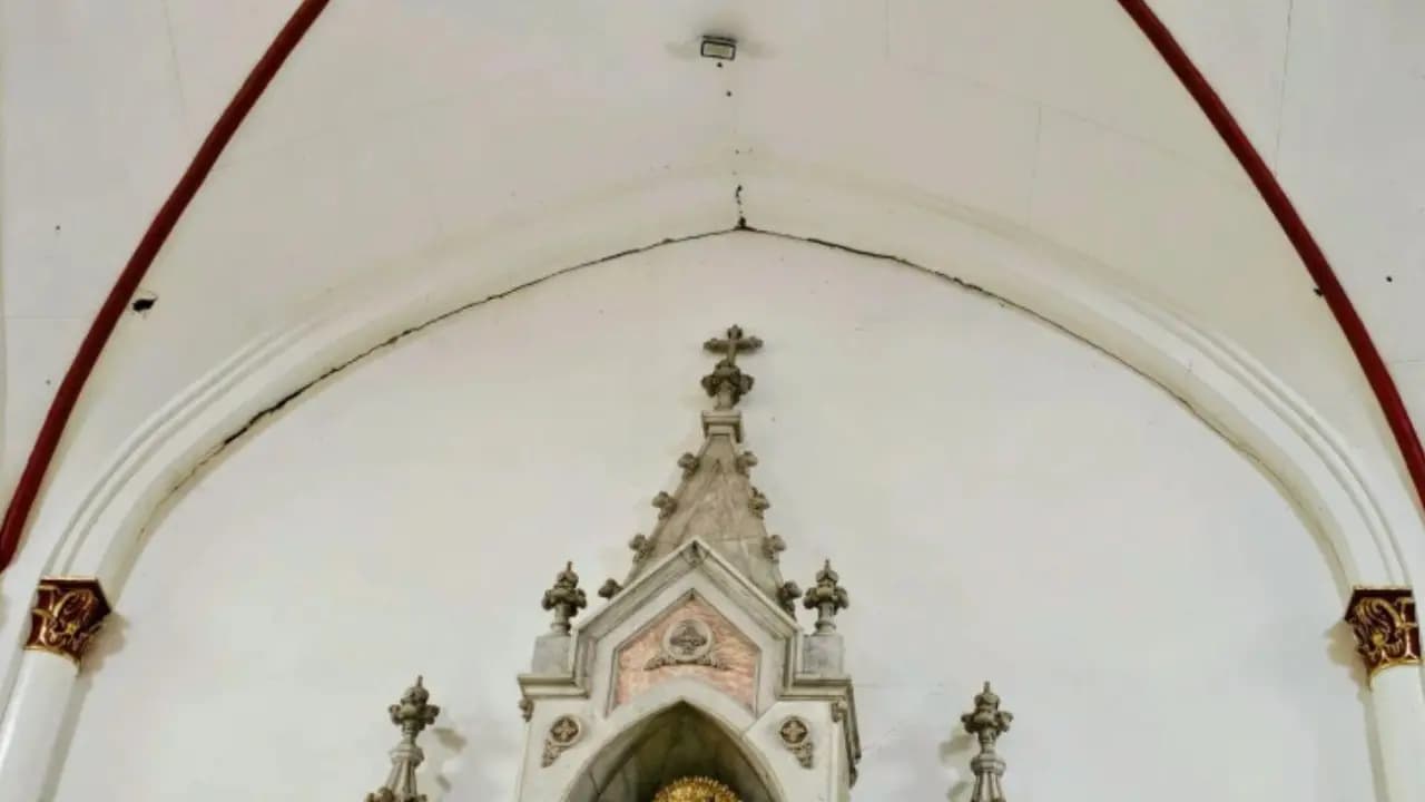 Grieta que recorre el arco interior del Santuario San José de Venecia sobre el altar