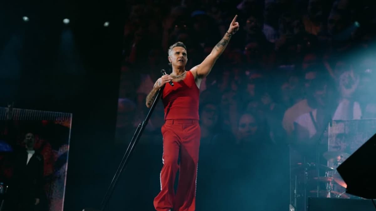 El cantante Robbie Williams durante una presentación en vivo