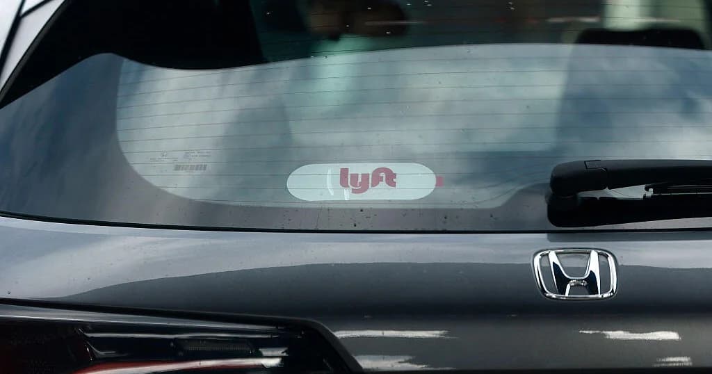 Distintivo de Lyft en el vidrio trasero de un carro
