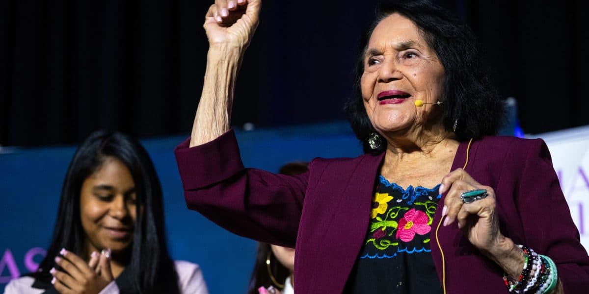 Dolores Huerta levanta el puño durante un acto público
