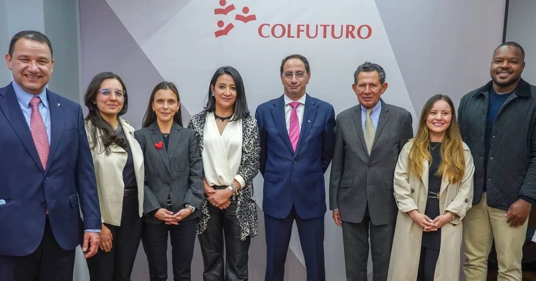 El vicepresidente José Manuel Restrepo y la ministra Claudia Benavides, junto a directivos de Colfuturo, en el anuncio de la reactivación de la alianza