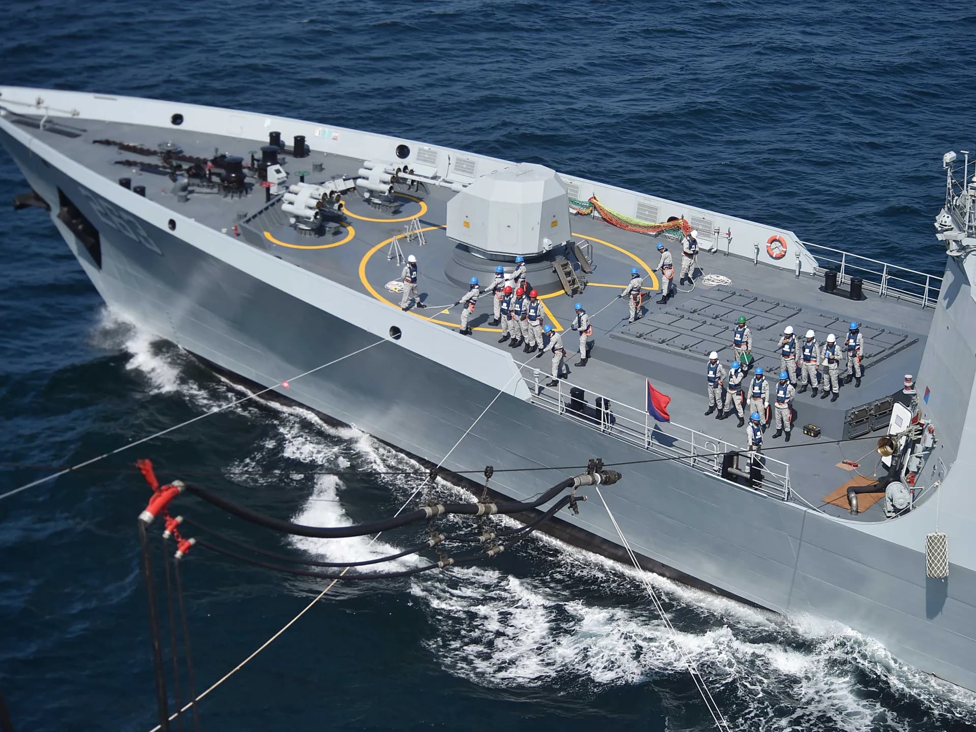 La fragata paquistaní PNS Tippu Sultan navega en mar abierto durante un ejercicio
