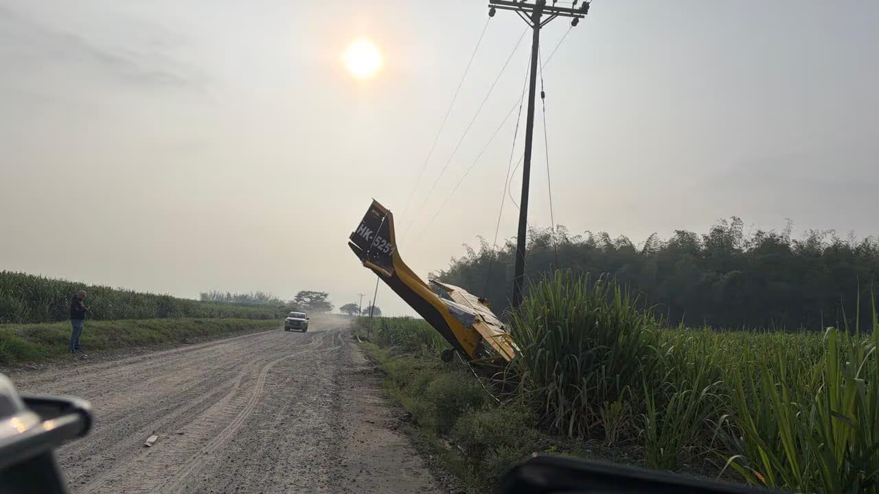 Avioneta amarilla HK-5251 incrustada junto a una vía destapada entre cañaduzales en Puerto Tejada, Cauca