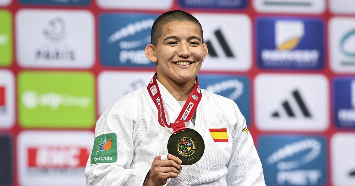 La judoca española Ai Tsunoda sonríe en el podio con la medalla de oro del Mundial de judo