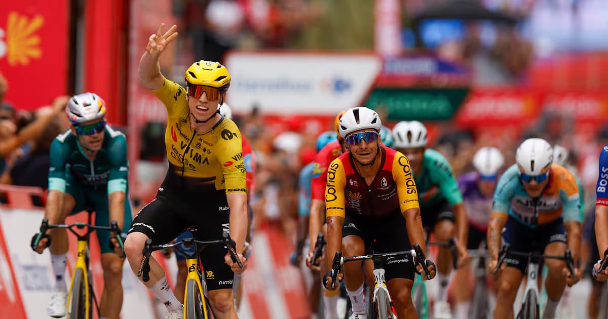 Matthew Brennan celebra su victoria en la etapa 11 de la Vuelta a España