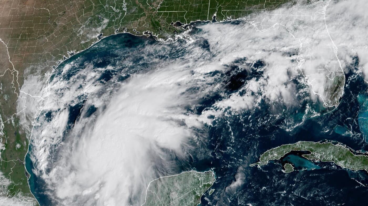 Imagen satelital de Isaías sobre el golfo de México, con Florida y Cuba a la derecha