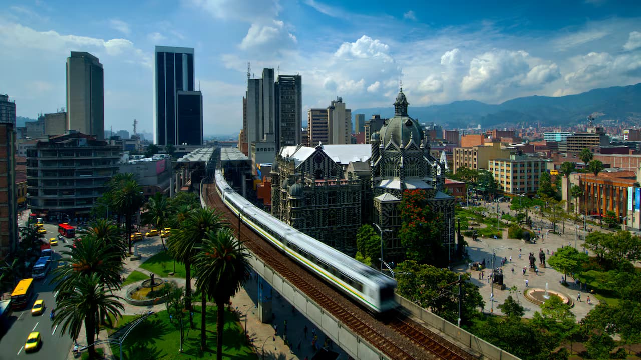 Un tren del metro de Medellín pasa por el viaducto del centro de la ciudad