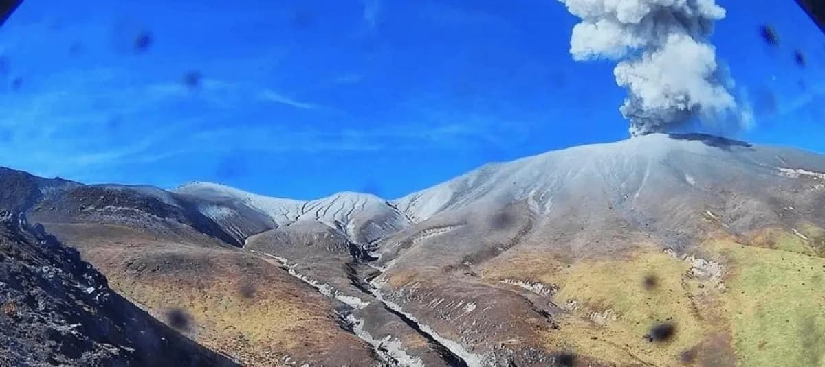 El volcán Puracé emite una columna de ceniza vista desde la cadena volcánica de Los Coconucos en el Cauca