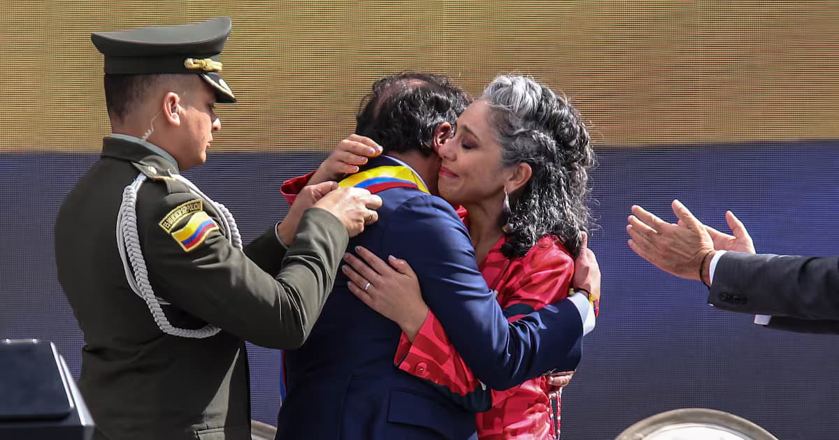 Gustavo Petro y María José Pizarro se abrazan durante la posesión presidencial de 2022