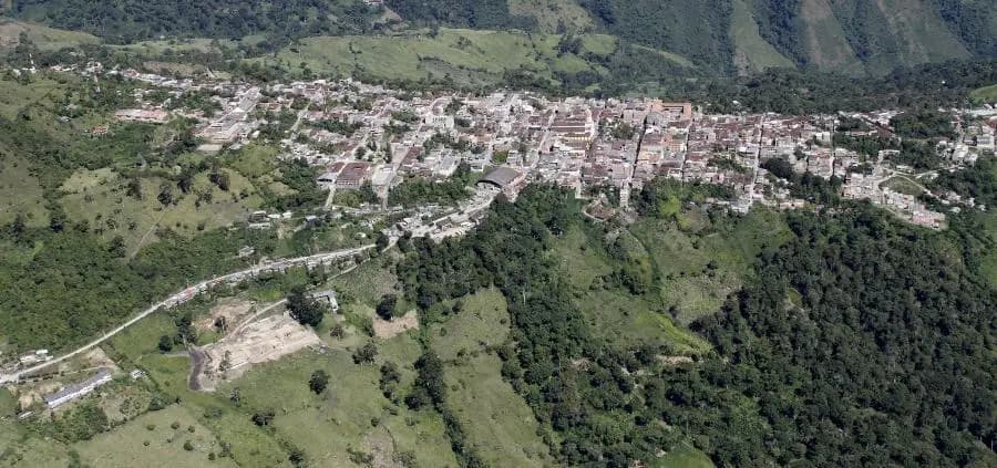 Vista aérea del casco urbano de Ituango, en el norte de Antioquia, rodeado de montañas
