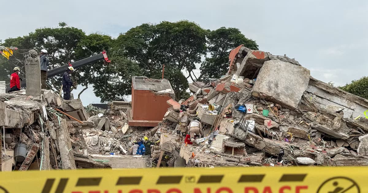 Socorristas trabajan sobre los escombros de un edificio colapsado en Cali tras el terremoto