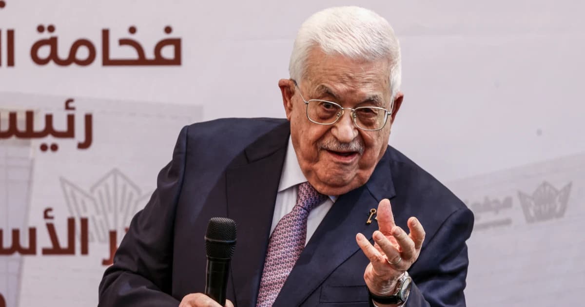 El presidente de la Autoridad Palestina, Mahmud Abás, durante un acto con micrófono en la mano