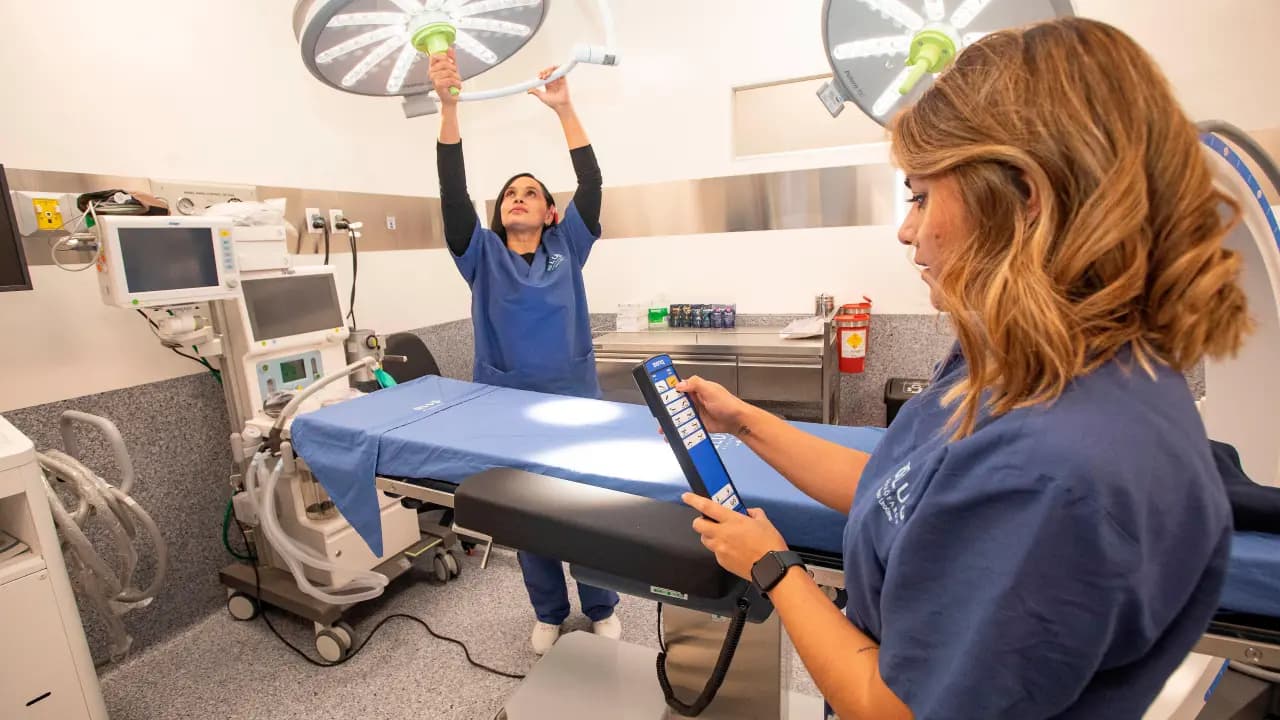Personal de salud prepara un quirófano en una torre médica de Medellín
