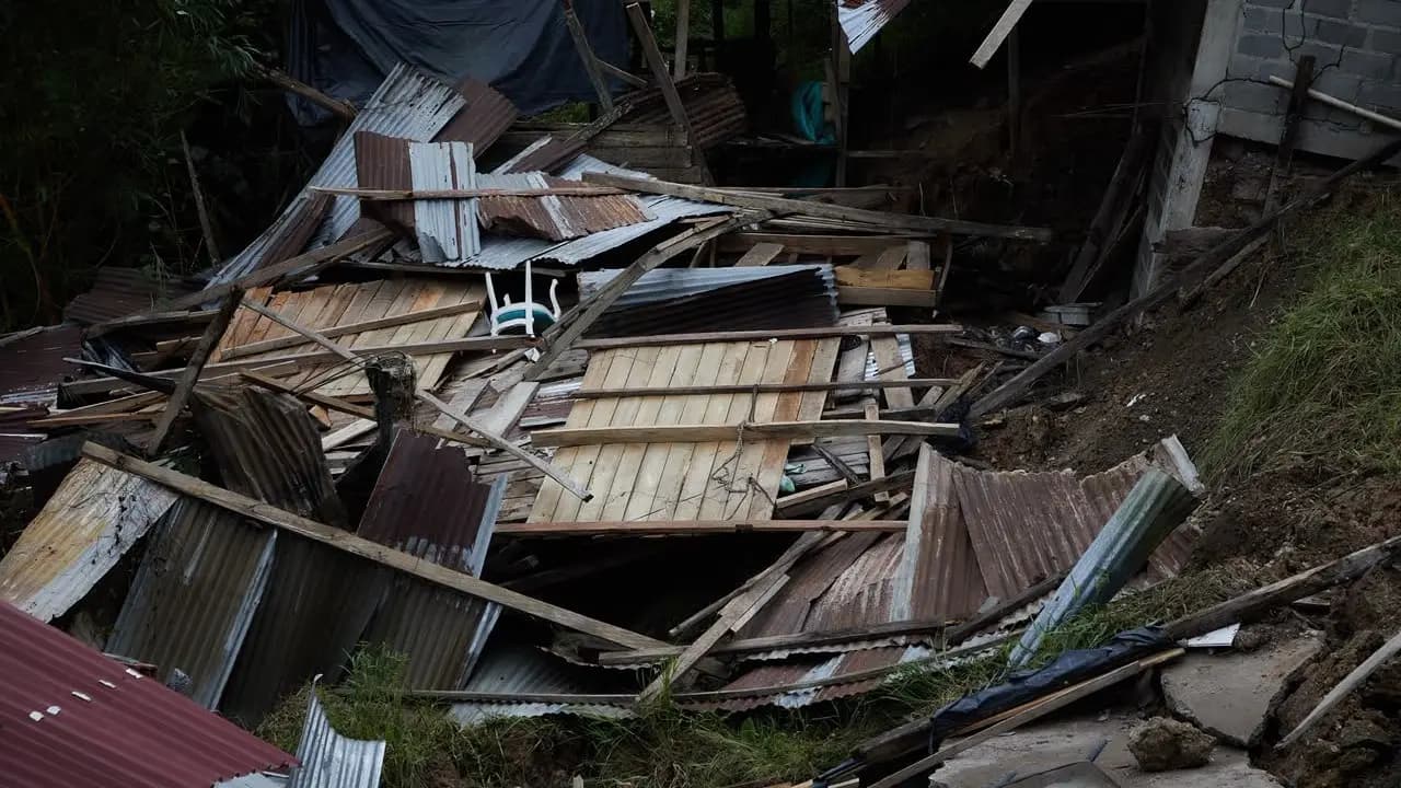 Láminas de zinc y tablas de una vivienda de madera derrumbada por el terremoto del 10 de agosto en el Chocó, en una fotografía de archivo