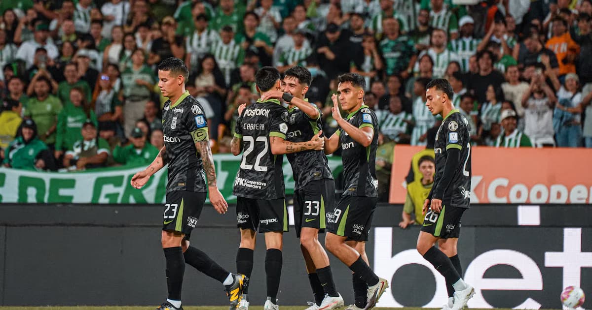 Jugadores de Atlético Nacional, entre ellos Elías Cabrera y James Rodríguez, celebran un gol ante Santa Fe en el Atanasio Girardot