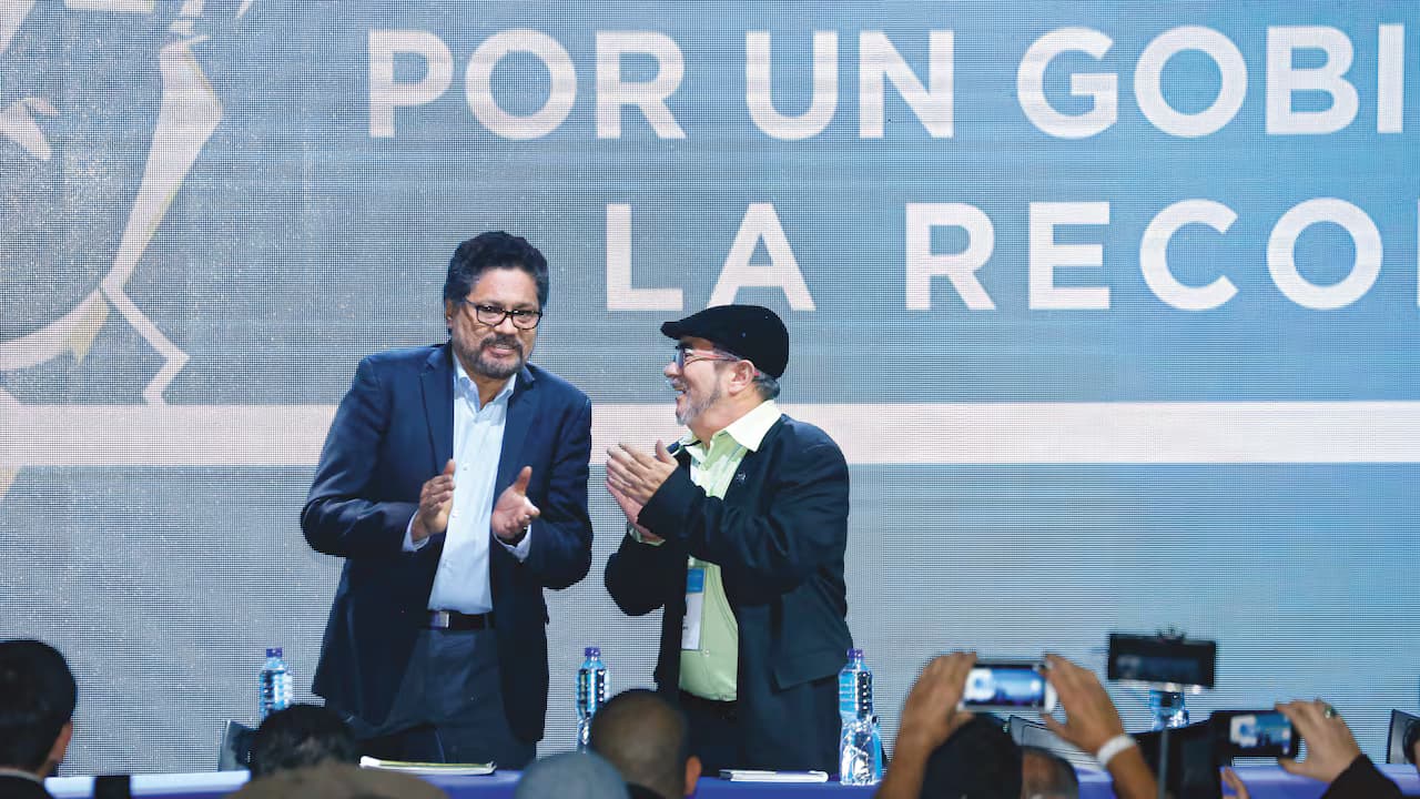 Rodrigo Londoño aplaude junto a Iván Márquez en un evento del partido Farc