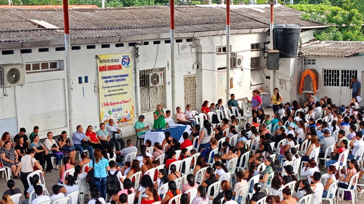 Padres de familia reunidos en el patio del Instituto Técnico María Inmaculada de Villa del Rosario