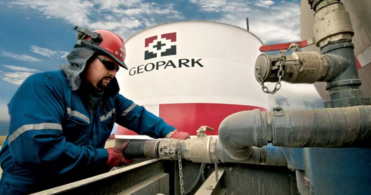 Un operario revisa una tubería frente a un tanque de GeoPark