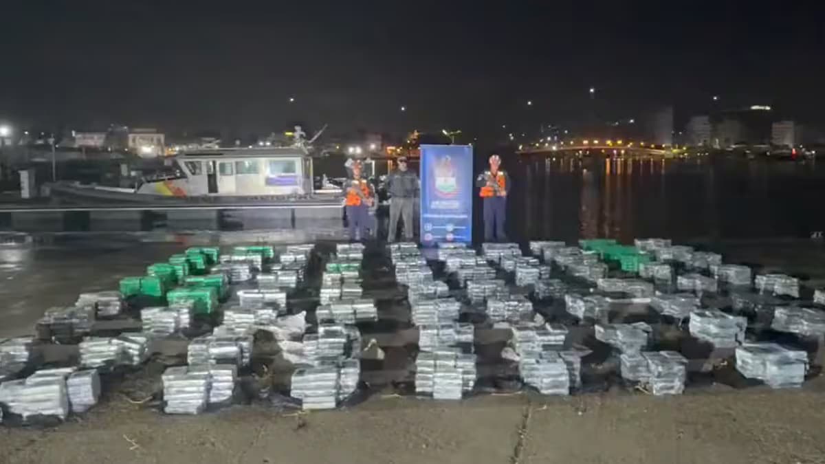 Paquetes de cocaína incautados por la Armada exhibidos en un muelle durante la noche