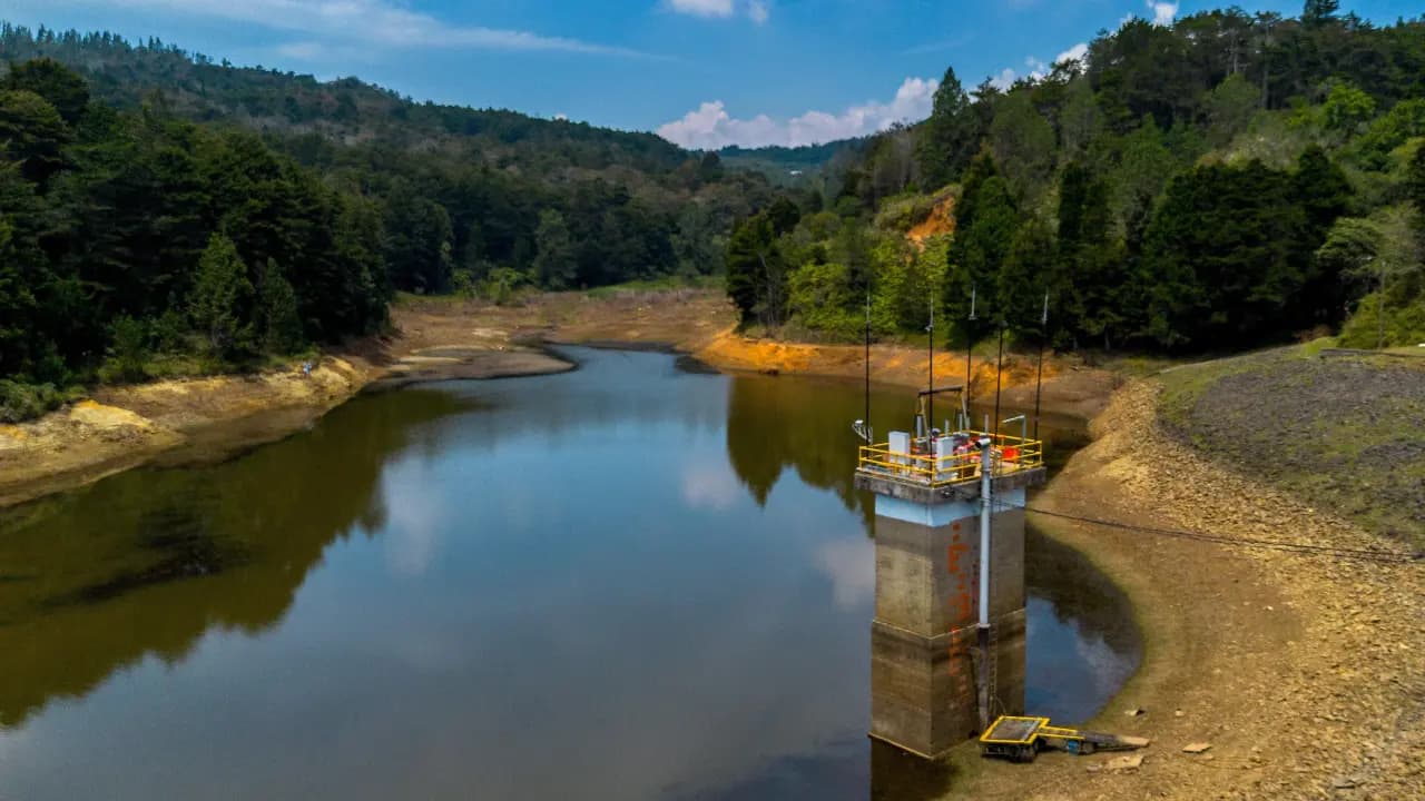 Torre de captación del embalse Piedras Blancas con las orillas secas por el bajo nivel del agua