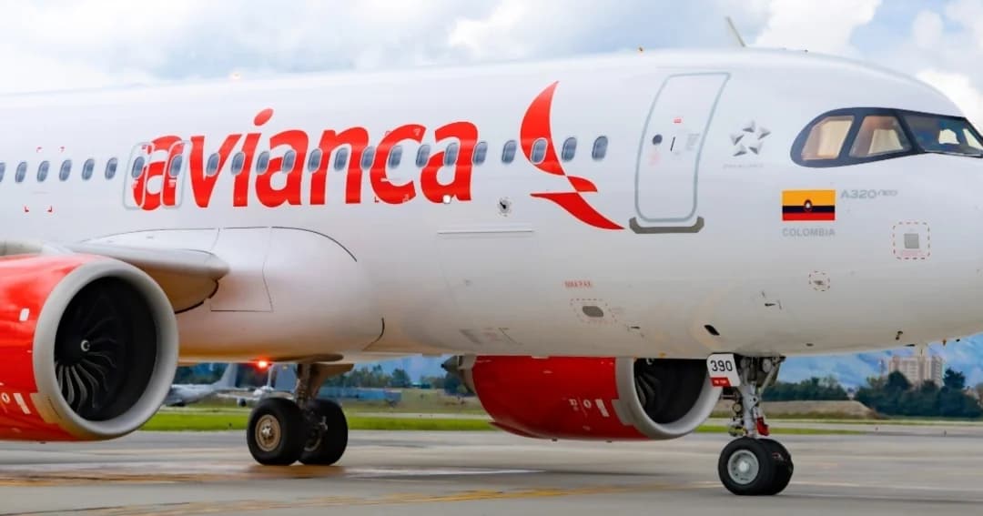 Un Airbus A320neo de Avianca rueda por la pista de un aeropuerto