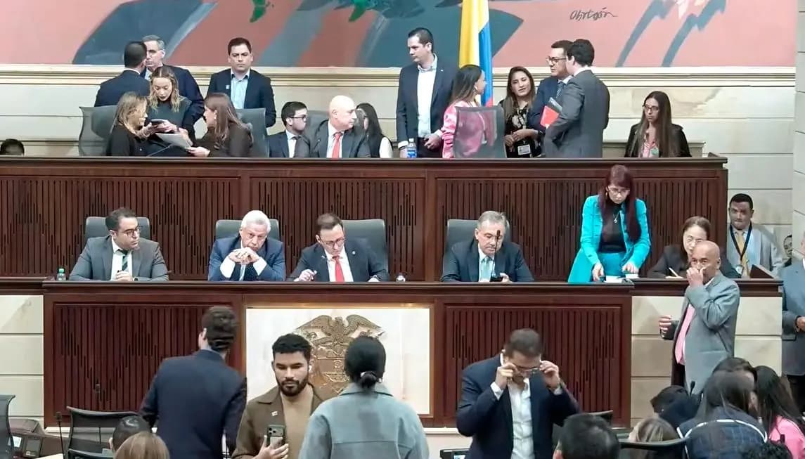 Congresistas en la mesa directiva durante la sesión conjunta de las comisiones económicas