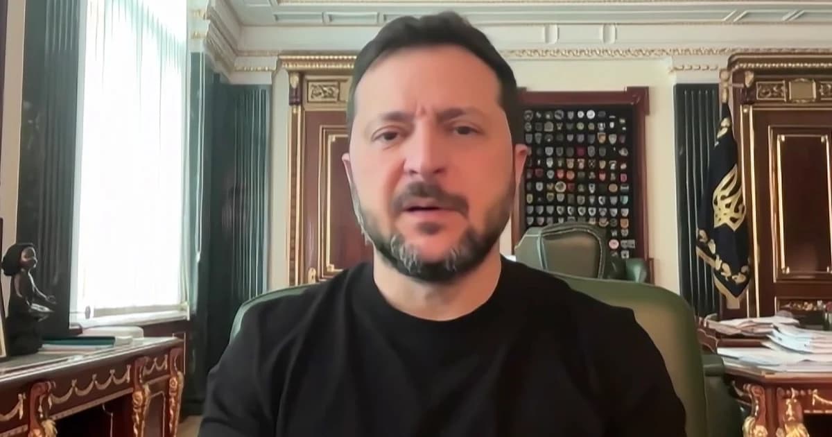 Volodímir Zelenski, de camiseta negra, habla desde su despacho en Kiev durante una entrevista