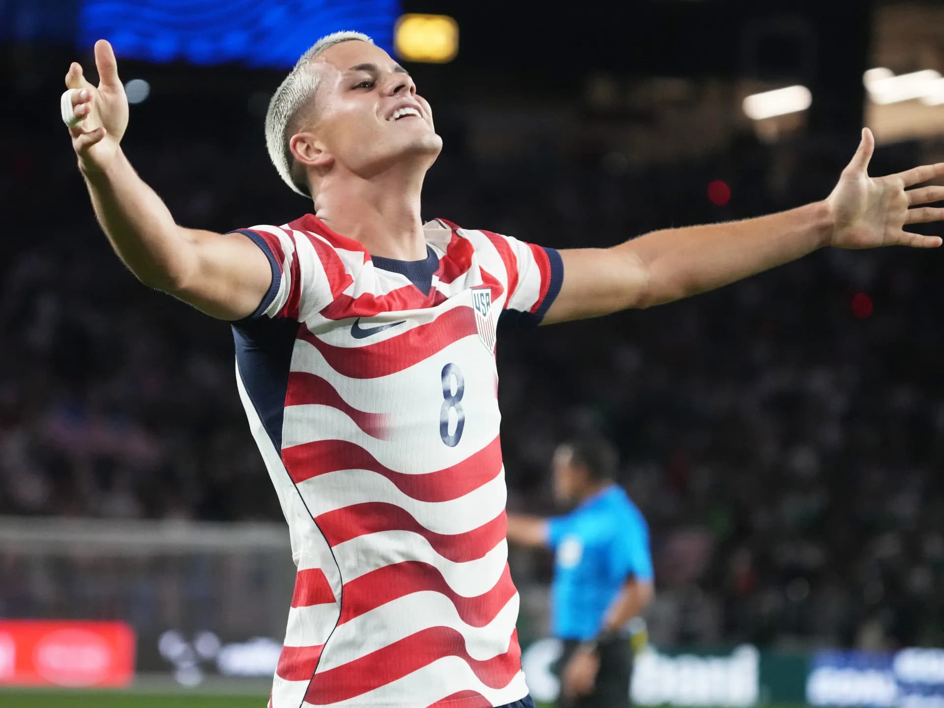 Cavan Sullivan celebra con los brazos abiertos su gol con la selección de Estados Unidos ante México