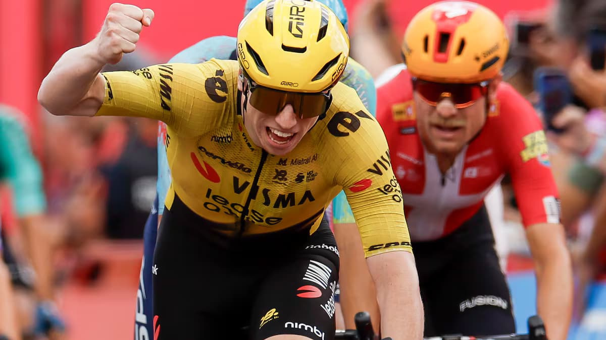 Matthew Brennan celebra su victoria de etapa en la Vuelta a España