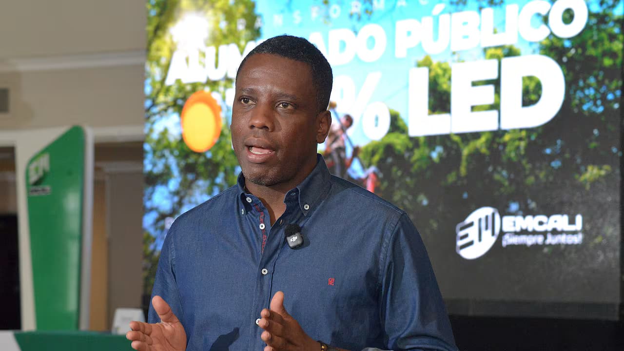 Roger Mina, gerente de Emcali, habla durante una presentación de la empresa